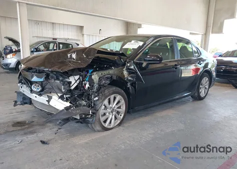 2021 Toyota Camry Le z USA, uszkodzony, nr VIN 4T1C11AK1MU542511